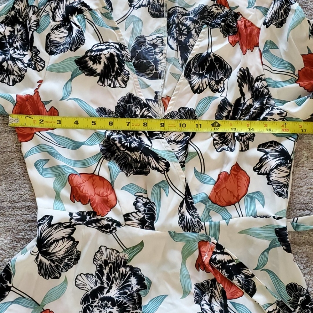 Wrap around floral top size M - Picture 9 of 9